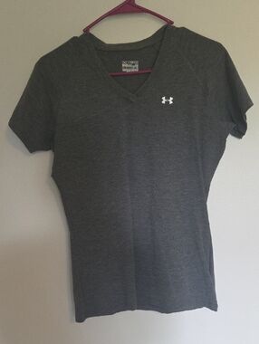 Under Armour Fitted Women's Dark Gray V-Neck Short Sleeve Tee